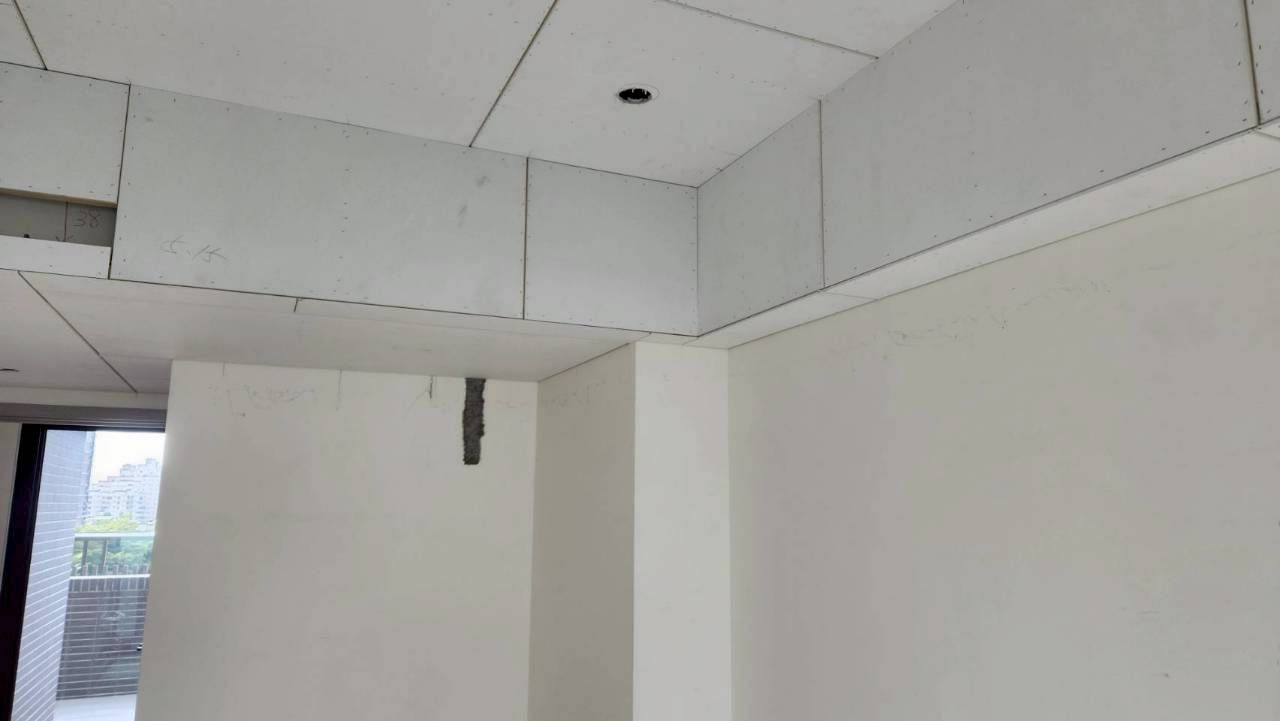 配合施工裝潢前置配管作業，安裝三菱重工一級變頻冷暖空調 (23).jpg