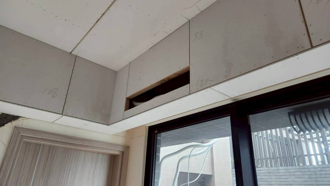 配合施工裝潢前置配管作業，安裝三菱重工一級變頻冷暖空調 (24).jpg