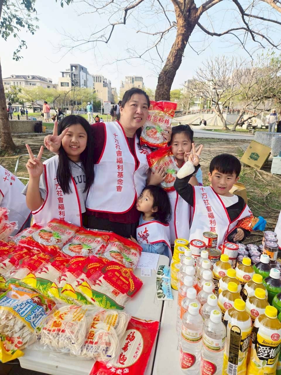 金永利電器行假日攜家帶眷共同參與志工服務 (4).jpg